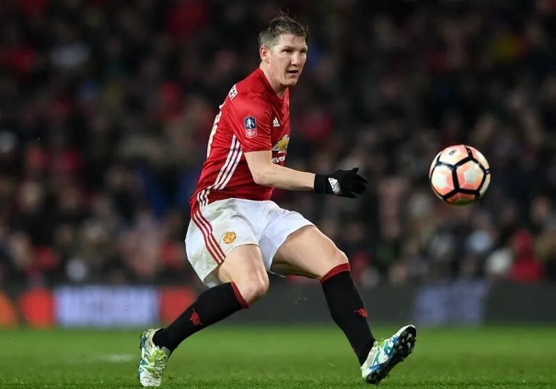 Bastian Schweinsteiger vẫn hăng hái chiến đấu cho đến giờ phút giải nghệ