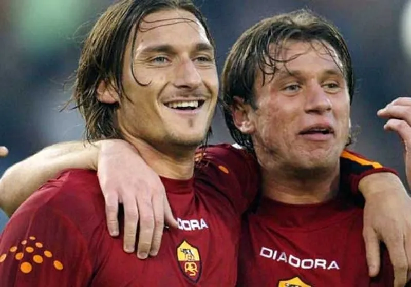 Khoảnh khắc Totti ăn mừng bàn thắng, minh chứng cho niềm đam mê bất tận dành cho đội bóng thủ đô Ý