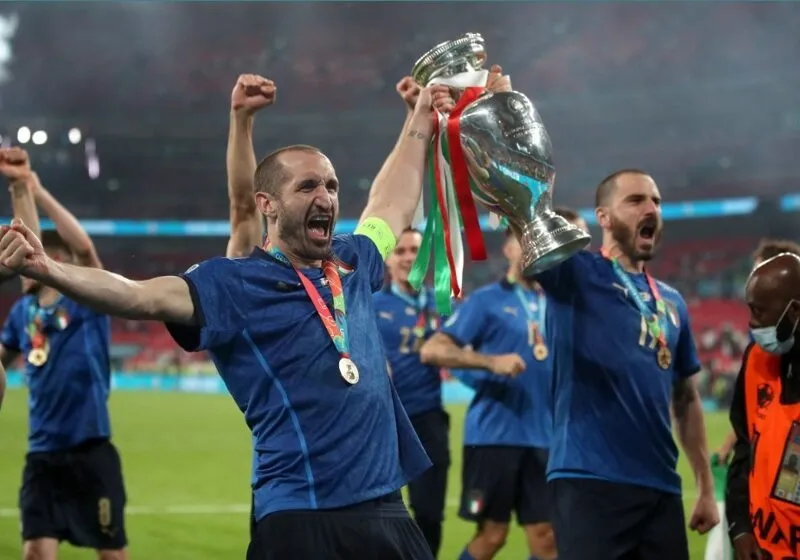 Chiellini và đồng đội giơ cao cúp vô địch Euro 2020