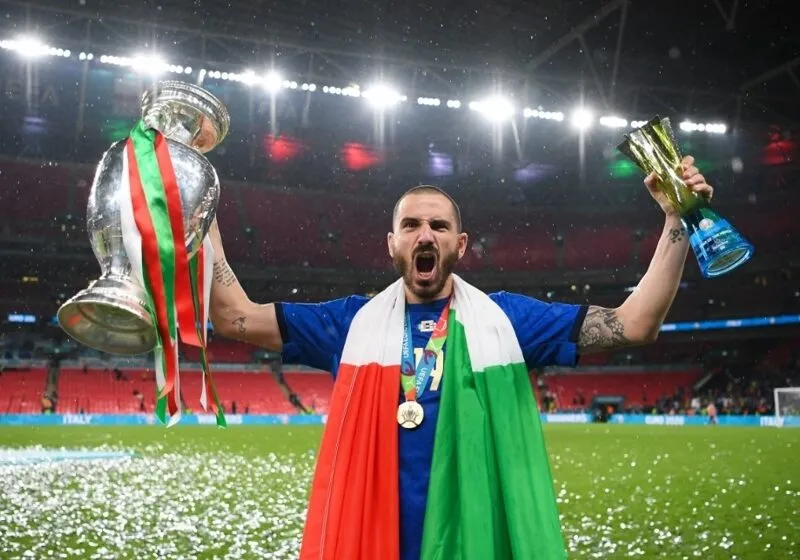 Leonardo Bonucci bên chiếc cúp Euro và danh hiệu cầu thủ xuất sắc nhất