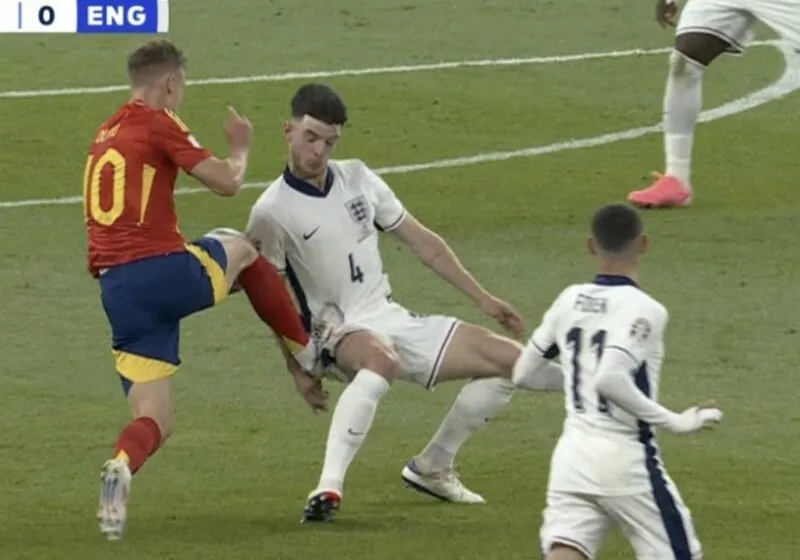 pha phạm lỗi gây tranh cãi chung kết Euro 2024