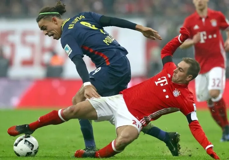 Philipp Lahm thi đấu chính xác và khoa học, như thể được lập trình sẵn