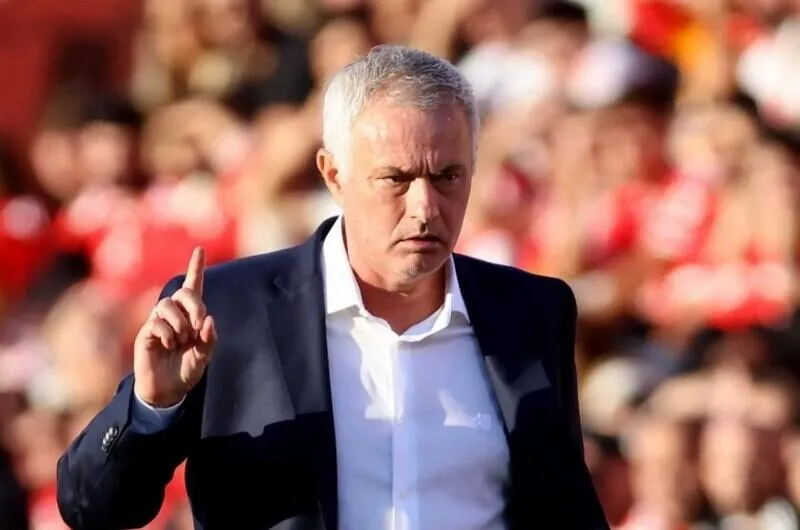 HLV Jose Mourinho phản ứng trong trận Benfica thắng AVS 3-0